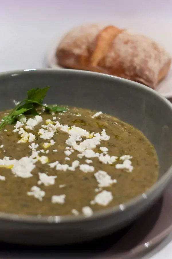 Cremige Auberginen Suppe mit weissen Bohnen und Ricotta