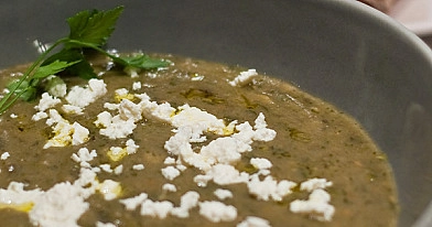 Cremige Auberginen Suppe mit weissen Bohnen und Ricotta