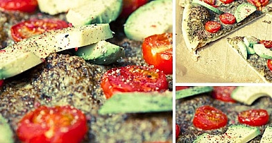 Avocado-Tomaten-Pizza mit Bärlauchpesto und Hibiskussalz