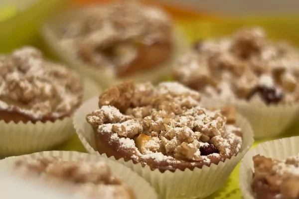 Brioches mit karamellisierten Äpfeln und Streusel