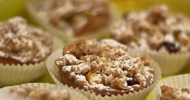 Brioches mit karamellisierten Äpfeln und Streusel