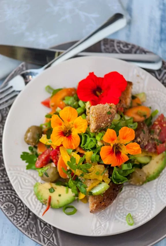 Brotsalat mit Amaranth und Avocado