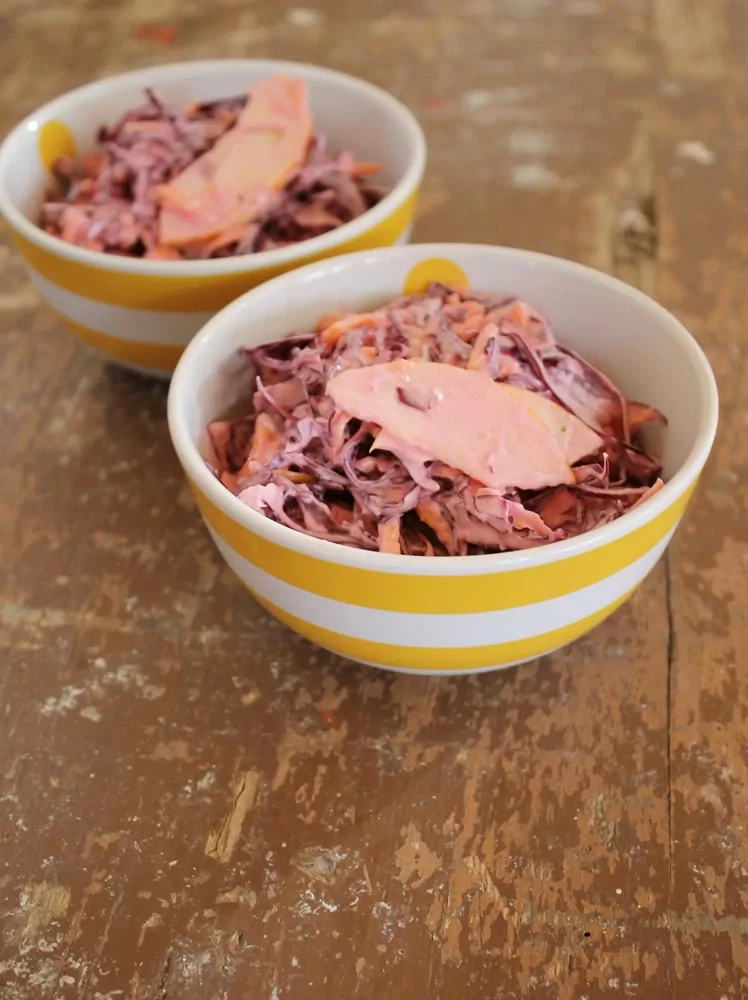 Leichter Coleslaw mit Rotkohl, Karotte und Apfel