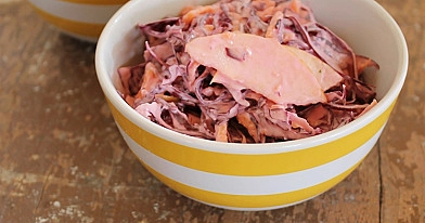 Leichter Coleslaw mit Rotkohl, Karotte und Apfel