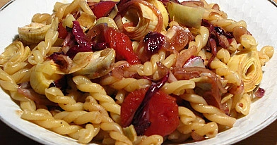 Lauwarmer Nudelsalat mit Radicchio und Artischockenherzen