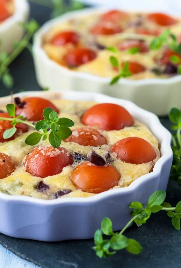 Clafoutis mit Kirschtomaten, Oliven und Thymian