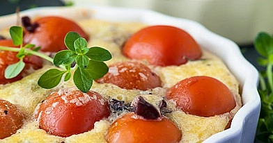 Clafoutis mit Kirschtomaten, Oliven und Thymian