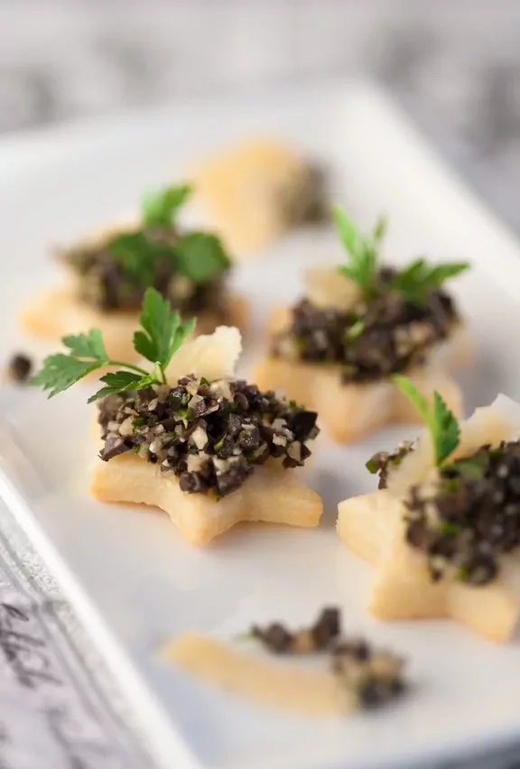 Comté-Mürbeteig-Plätzchen mit Olivenkaviar