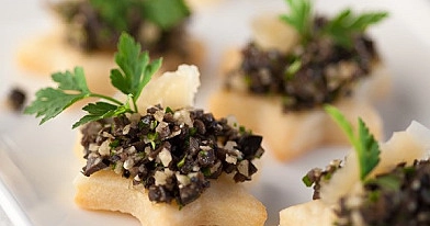 Comté-Mürbeteig-Plätzchen mit Olivenkaviar