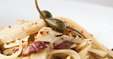 Cremige Spaghetti mit Artischocken und Knoblauch