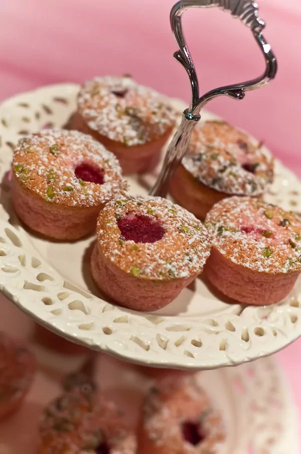 Financiers mit Himbeeren und Pistazien