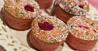 Financiers mit Himbeeren und Pistazien