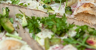 Flammkuchen mit grünem Spargel und Avocado