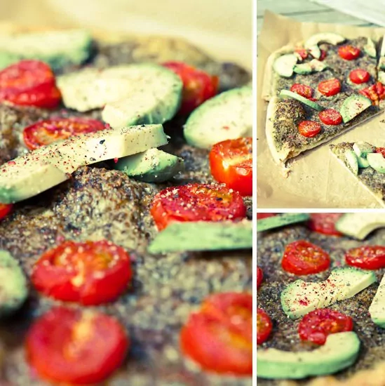 Avocado-Tomaten-Pizza mit Bärlauchpesto und Hibiskussalz