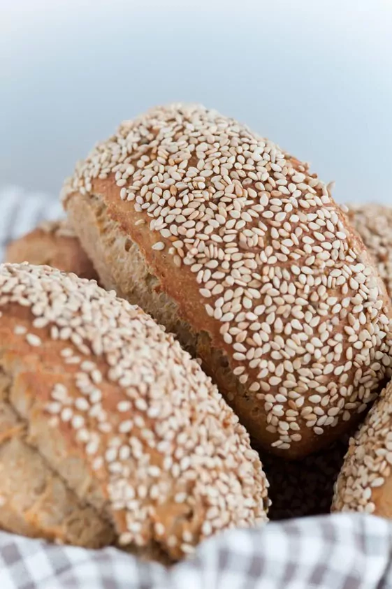 Joghurt-Sesam-Brötchen mit Schabziger Klee