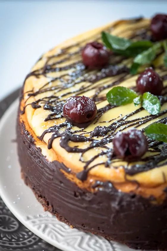 Käsekuchen mit Kirschen und Schokolade