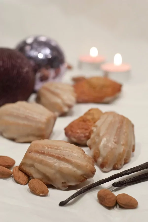 Vanillierte Madeleines mit Mandelkrokant und Rosenblütenwasser Glasur