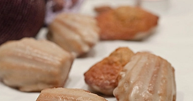 Vanillierte Madeleines mit Mandelkrokant und Rosenblütenwasser Glasur