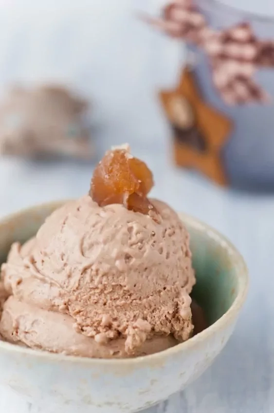 Maroni-Eis mit Schokolade und Tonkabohne