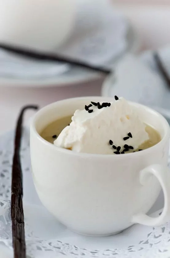 Schwarzwurzelcremesuppe mit Vanille-Sesam-Häubchen