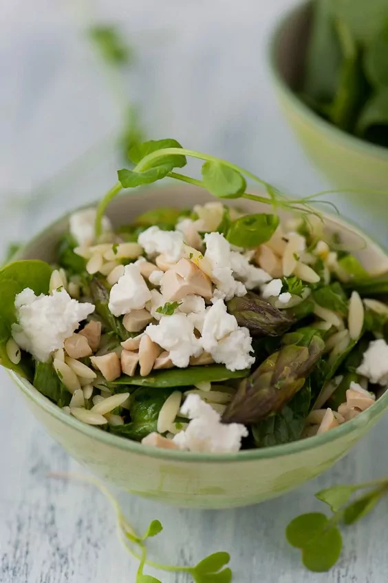 Grüner Orzo Nudelsalat mit grünem Spargel, Babyspinat, Feta und Cashewkernen