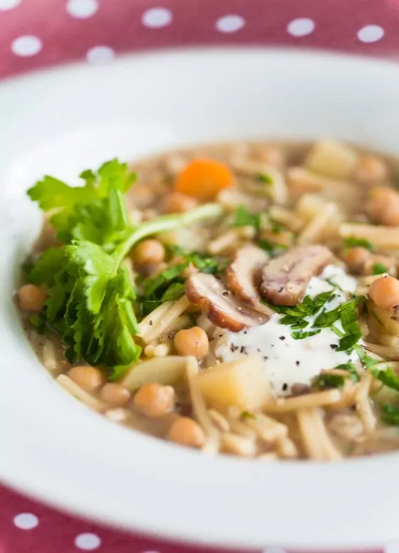 Nudelsuppe mit Maronen, Kichererbsen und Kartoffeln