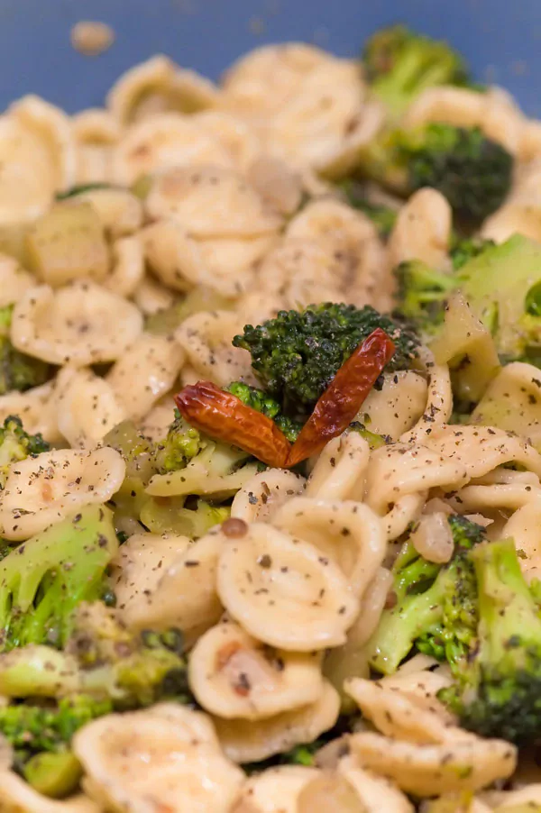 Scharfe Orecchiette mit Brokkoli mit Anchovis für die Würze und Zitrone für den Frischekick