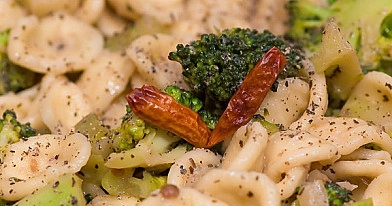 Scharfe Orecchiette mit Brokkoli mit Anchovis für die Würze und Zitrone für den Frischekick