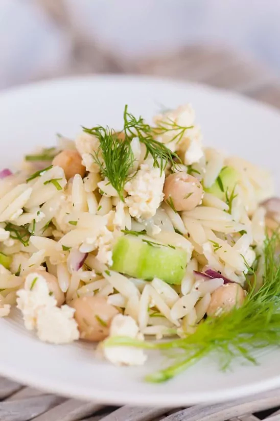 Orzo Nudelsalat mit Kichererbsen, Gurke, Zitrone, Dill und mariniertem Tofu