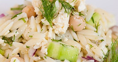 Orzo Nudelsalat mit Kichererbsen, Gurke, Zitrone, Dill und mariniertem Tofu