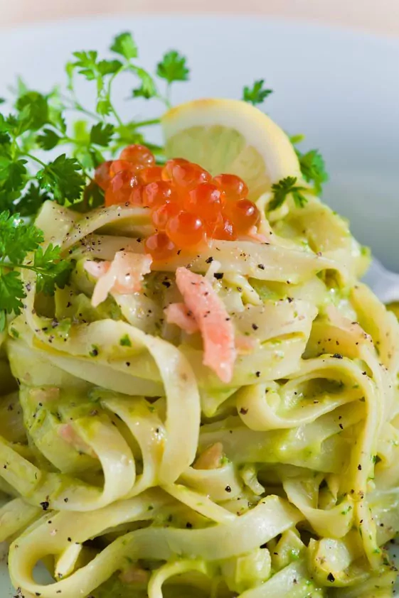 Pasta mit Avocadocreme und Räucherlachs