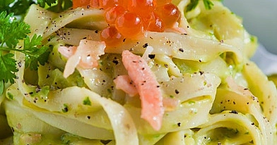 Pasta mit Avocadocreme und Räucherlachs