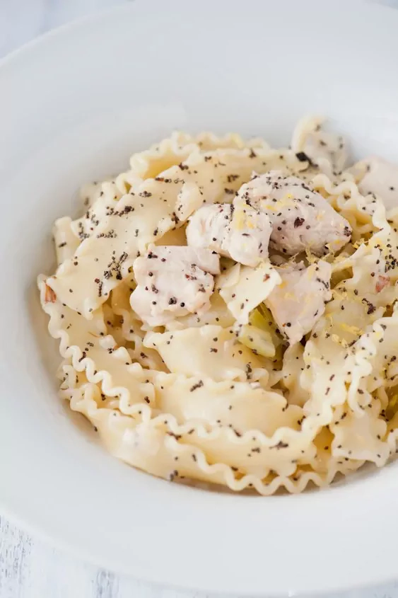 Pasta mit Hähnchen, Mohn und Zitrone