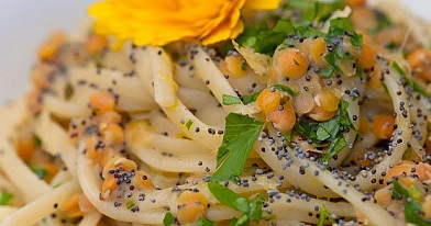 Pasta mit roten Linsen, Kokosmilch, Mohn und Zitrone