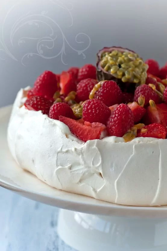 Pavlova mit Erdbeeren, Himbeeren und Maracuja