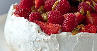 Pavlova mit Erdbeeren, Himbeeren und Maracuja