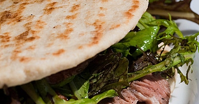 Piadina mit Steak und Gorgonzola auf dem Barbecue-Grill zubereitet