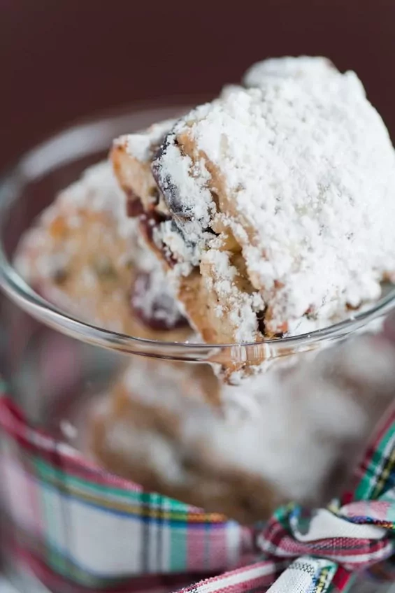 Quarkstollen-Konfekt mit Pistazien und getrockneten Cranberries