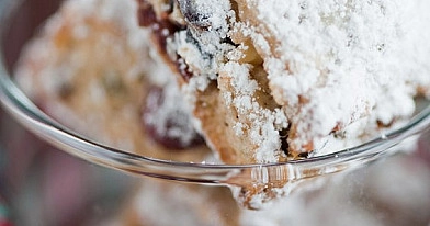 Quarkstollen-Konfekt mit Pistazien und getrockneten Cranberries