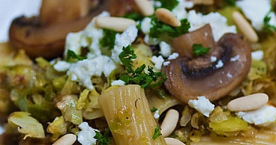 Rigatoni mit geröstetem Rosenkohl, gebratenen Champignons und Feta mit Zitrone, Speck und Pinienkernen