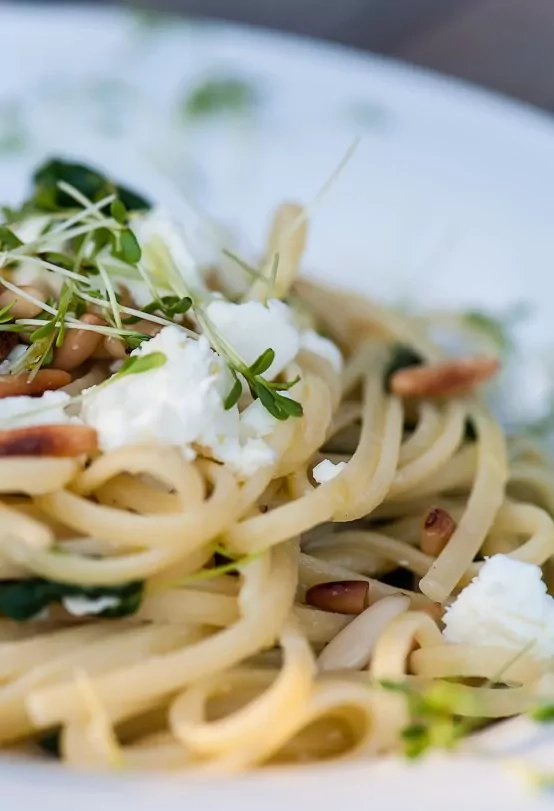 Scharfe Pasta mit Spinat, Pecorino, Feta und Pinienkernen