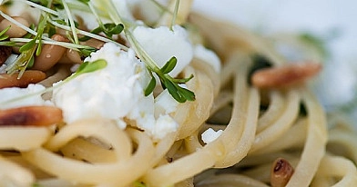 Scharfe Pasta mit Spinat, Pecorino, Feta und Pinienkernen