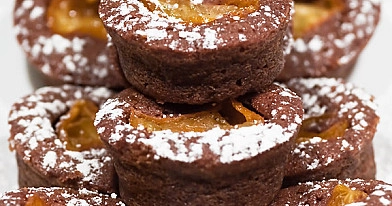 Schokoladen Financiers mit in Vanillesirup eingelegten Kumquats