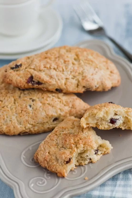 Scones mit getrockneten Cranberries und Sauerteig