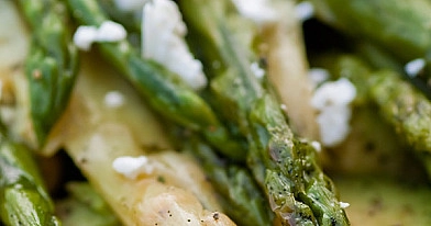 Lauwarmer Spargel mit Avocado, Feta und Vanille