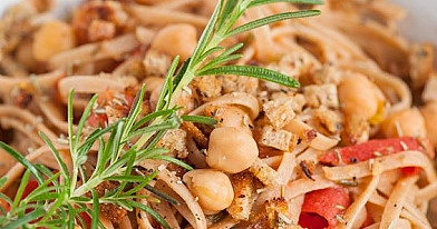 Tagliatelle mit Kichererbsen und frischen Tomaten