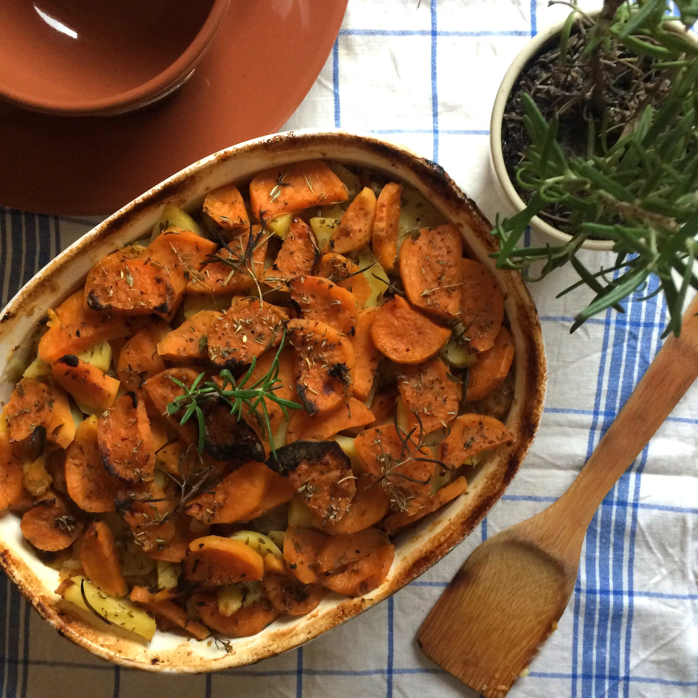 Puteneintopf mit Kartoffeln aus dem Ofen