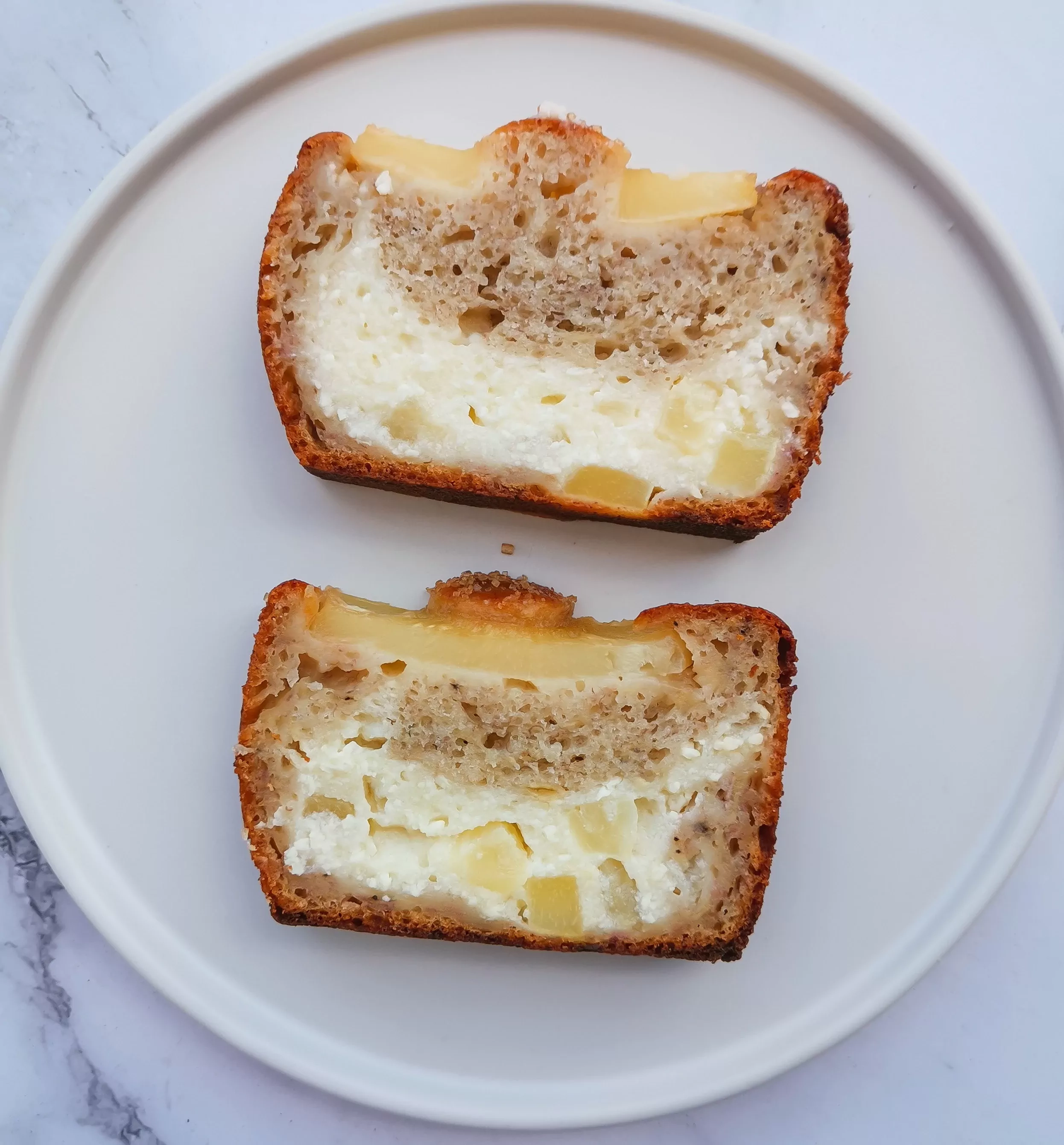 Bananenbrot mit Hüttenkäse und Ananas