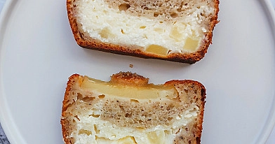 Bananenbrot mit Hüttenkäse und Ananas