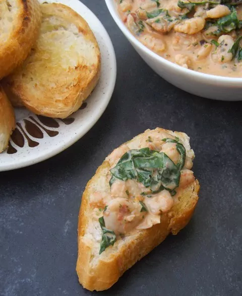 Tomatenbruschetta mit Krabben